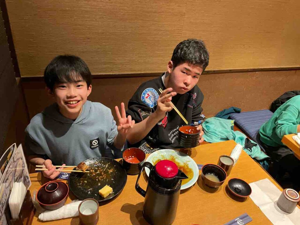 夜ご飯を食べ、ミーティングではカルテを記入し、みんなでゲームもして楽しく過ごせました
