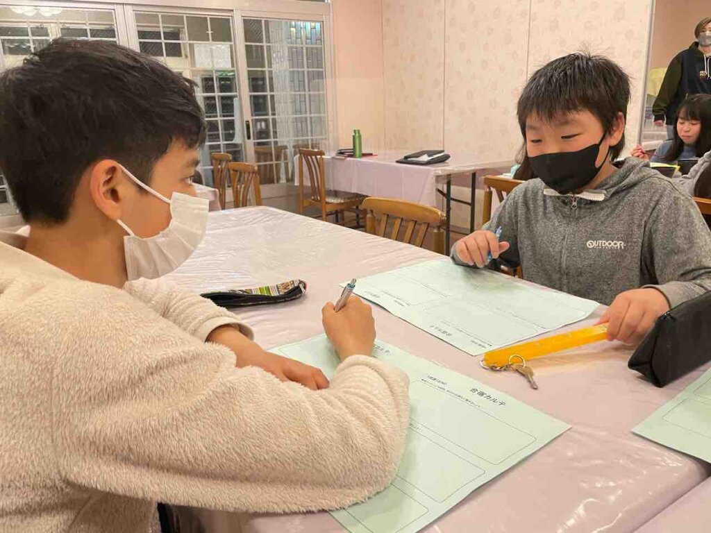 夕食後は合宿恒例のカルテ記入