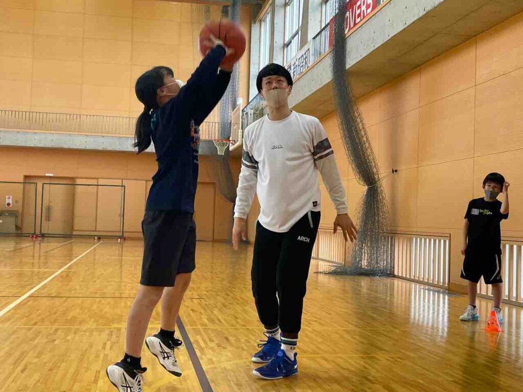 後半は沢頭コーチにバトンタッチ一番確率の高いゴール下でのシュート練習基本だからこそ繰り返し練習が大切‼️