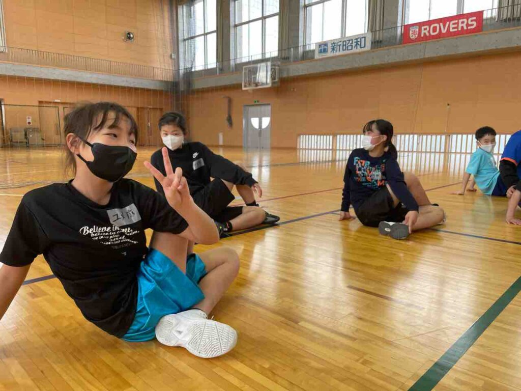 明日に向けて入念にストレッチをして練習終了