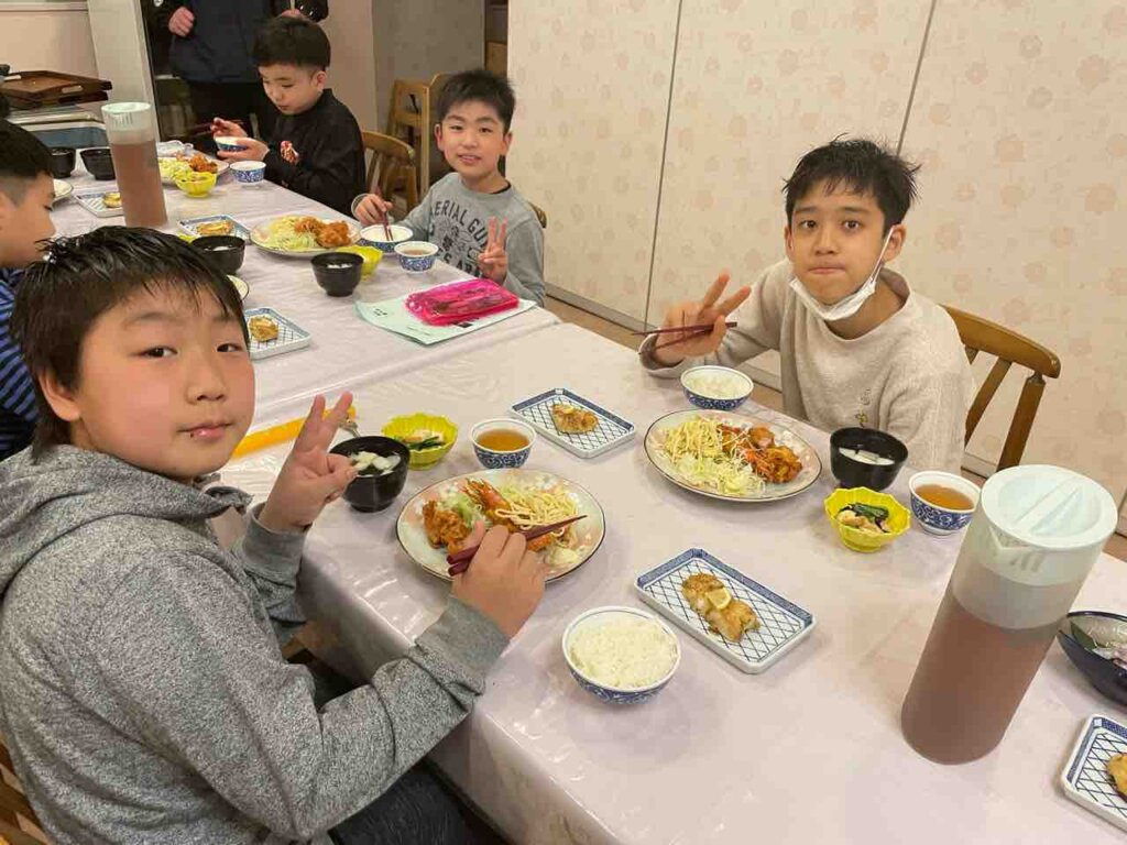 夕食タイム今日出会ったばかりでも1日経てば仲間子供はスゴイですね