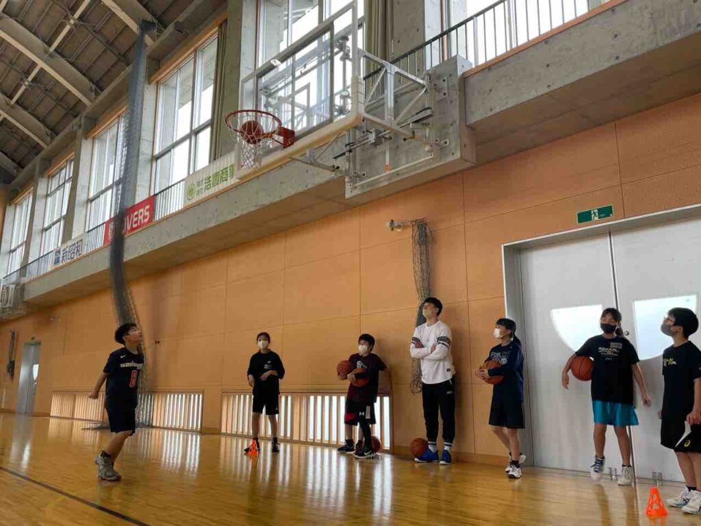後半は沢頭コーチにバトンタッチ一番確率の高いゴール下でのシュート練習基本だからこそ繰り返し練習が大切‼️