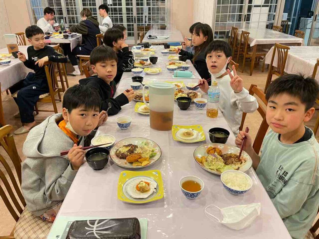 夕食タイムたくさん食べてエネルギー補充