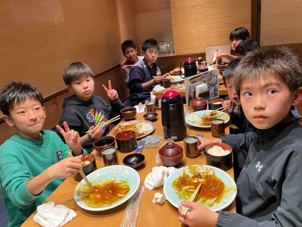 夜ご飯を食べ、ミーティングではカルテを記入し、みんなでゲームもして楽しく過ごせました