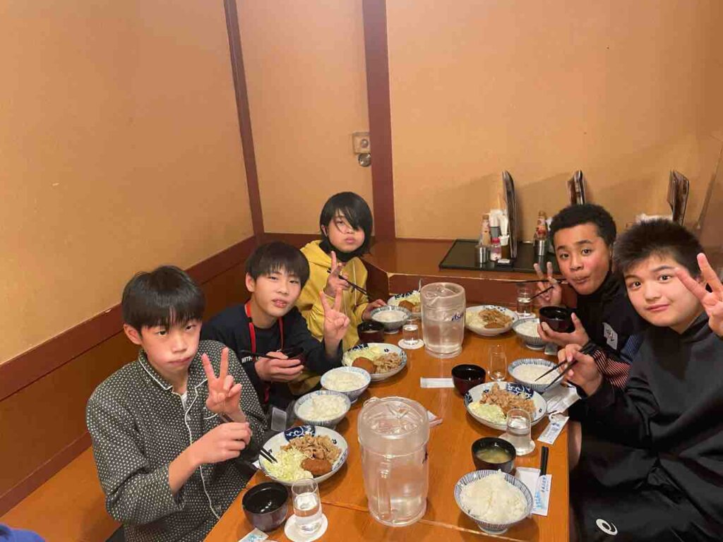 待ちに待った夜ご飯タイム〜たくさん食べてました
