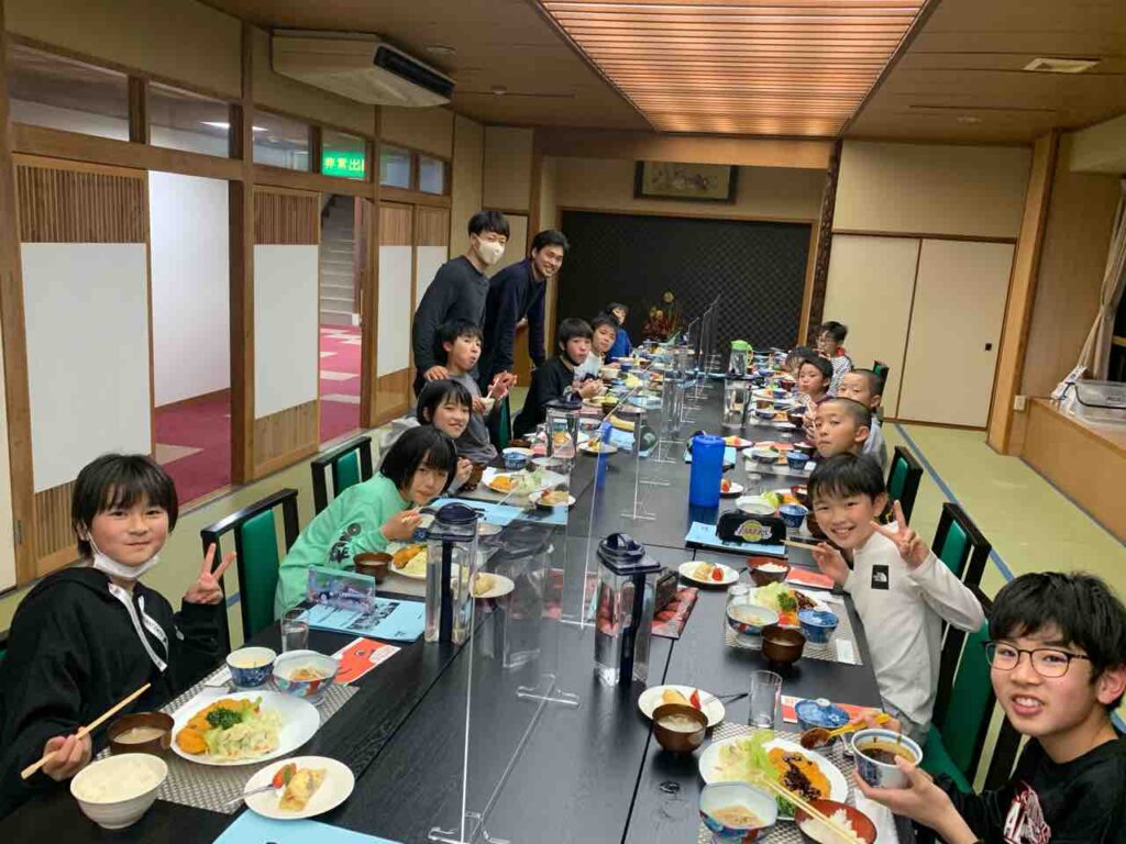 お待ちかねの夕食〜！トンカツに、カレーまで！！！