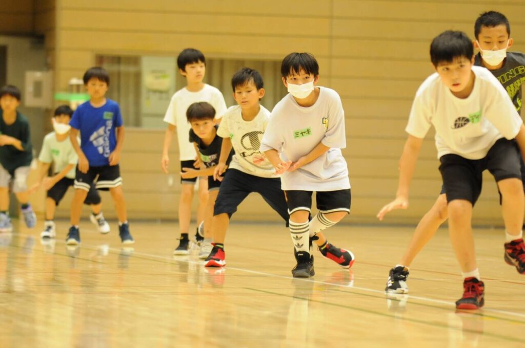 白線を基準に、みんなで何度も往復ステップ