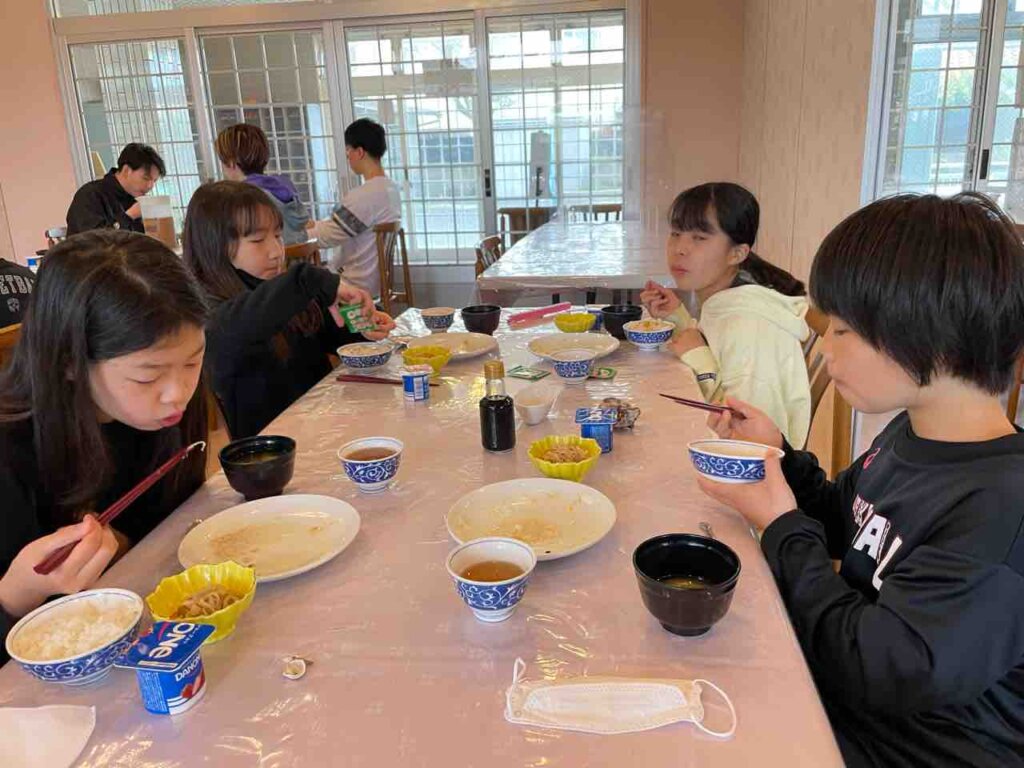 朝食練習に備えてたくさん食べてました