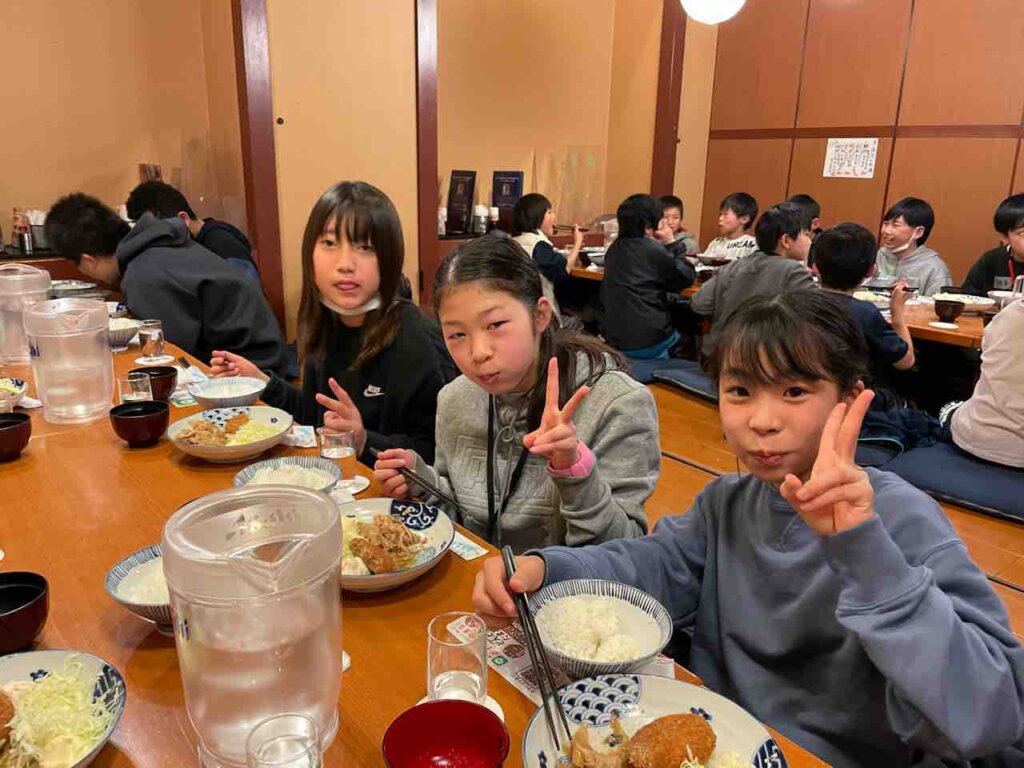 待ちに待った夜ご飯タイム〜たくさん食べてました