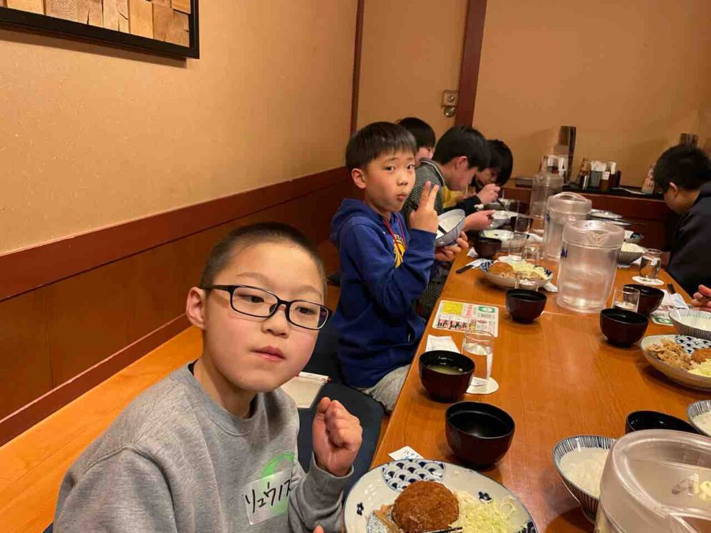 待ちに待った夜ご飯タイム〜たくさん食べてました