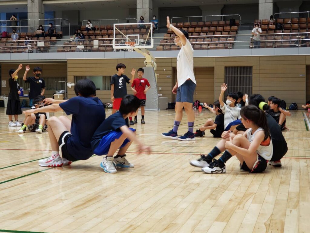 背中を預けて起き上がる動作