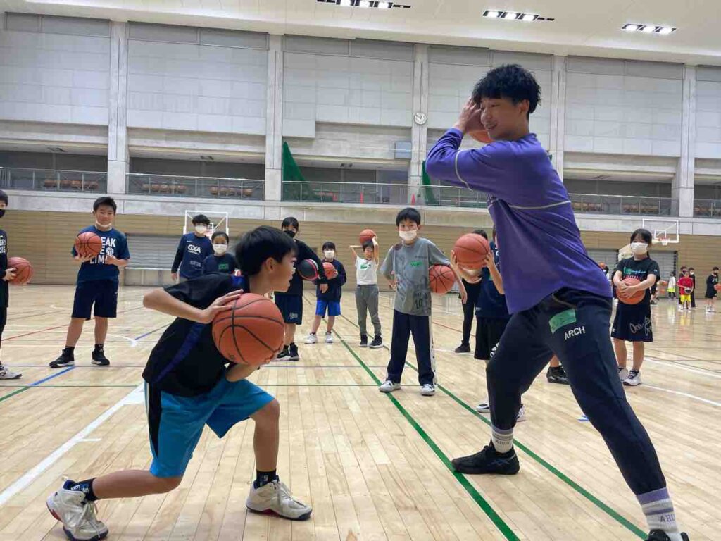 鬼ごっこをして体を温めてからボールを使った練習に突入