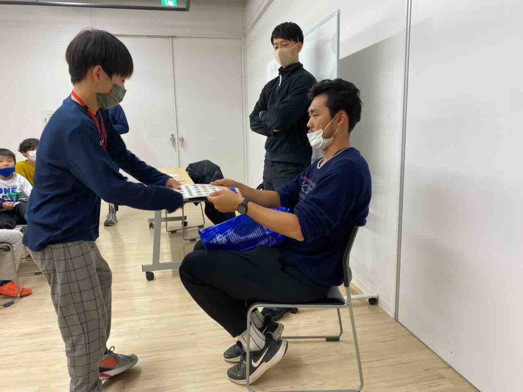 優勝者へは景品贈呈おめでとう
