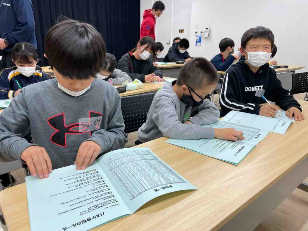 1日の締めになる夜のミーティング‼️将来の夢や今日の感想など一生懸命記入していました