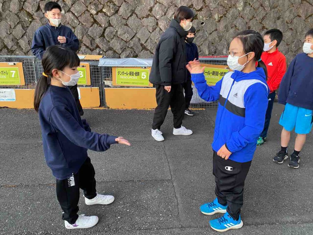 1日の始まりは散歩してストレッチ