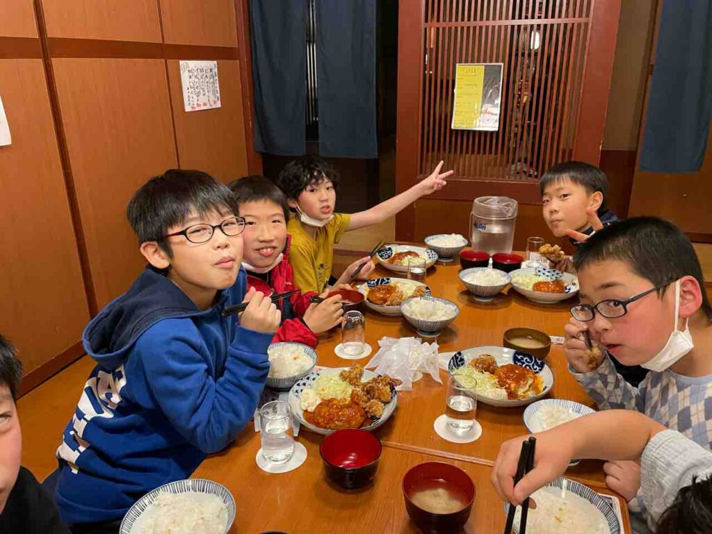 今日の夜ご飯はハンバーグに唐揚げ合宿で出会った仲間と食べる最後の夜飯