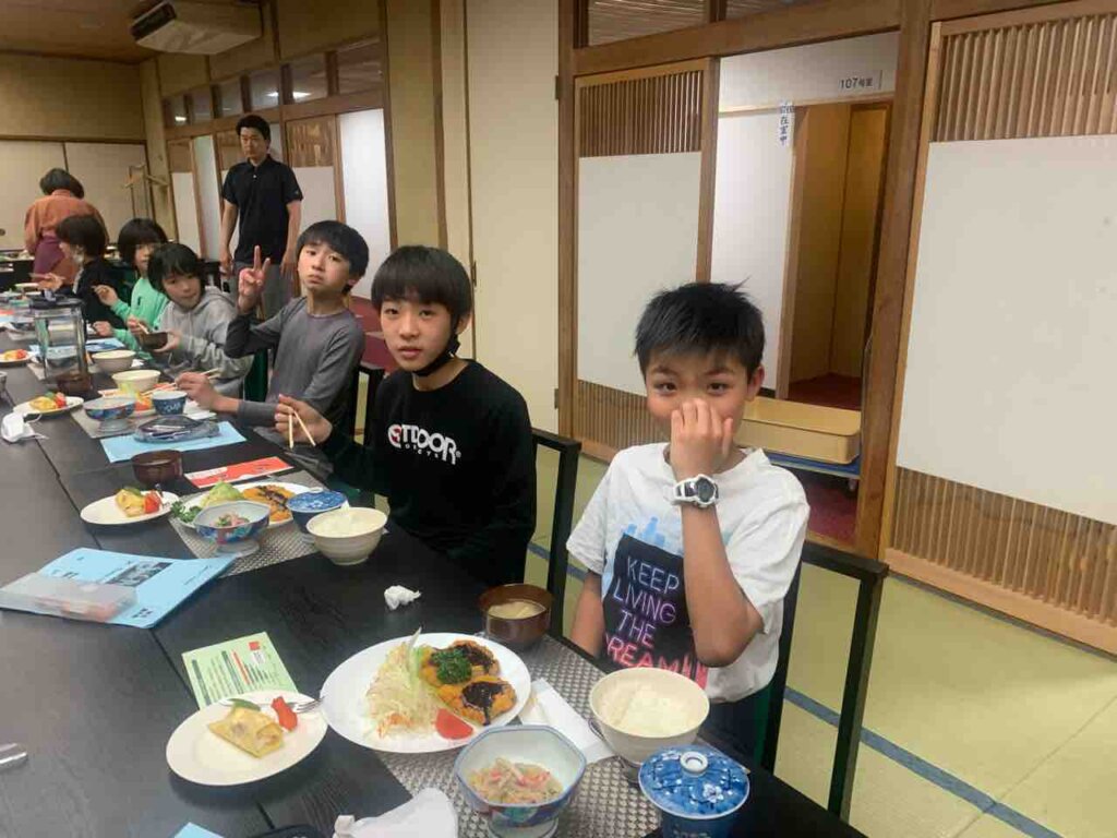 お待ちかねの夕食〜！トンカツに、カレーまで！！！