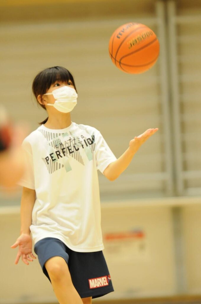 ボールを２つ同時に扱ったり空中に上げてキャッチするなど、様々な動作でボールに慣れていきます