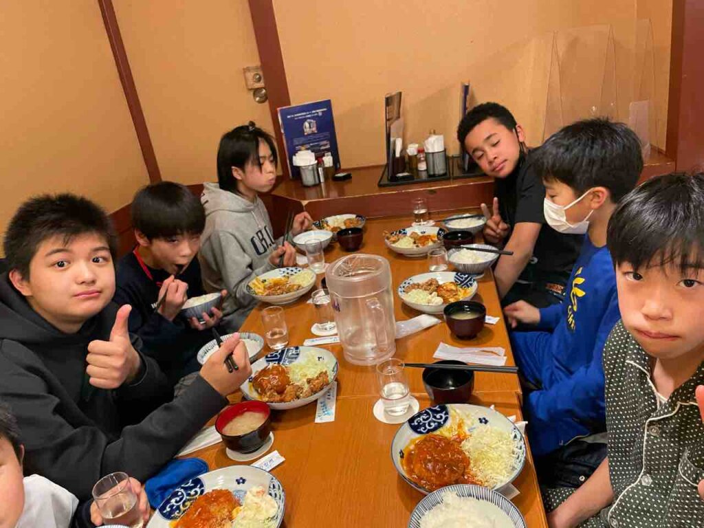 今日の夜ご飯はハンバーグに唐揚げ合宿で出会った仲間と食べる最後の夜飯