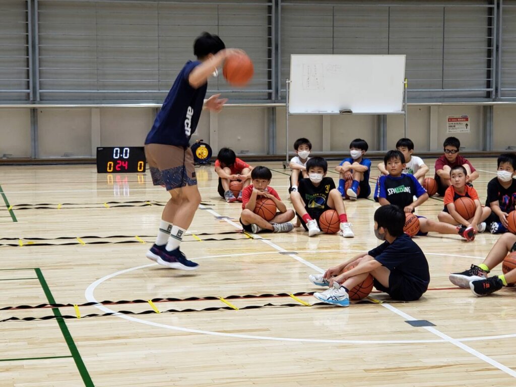 レーンを渡りながらドリブルで進んでいく練習は、強く叩きつけることを意識します