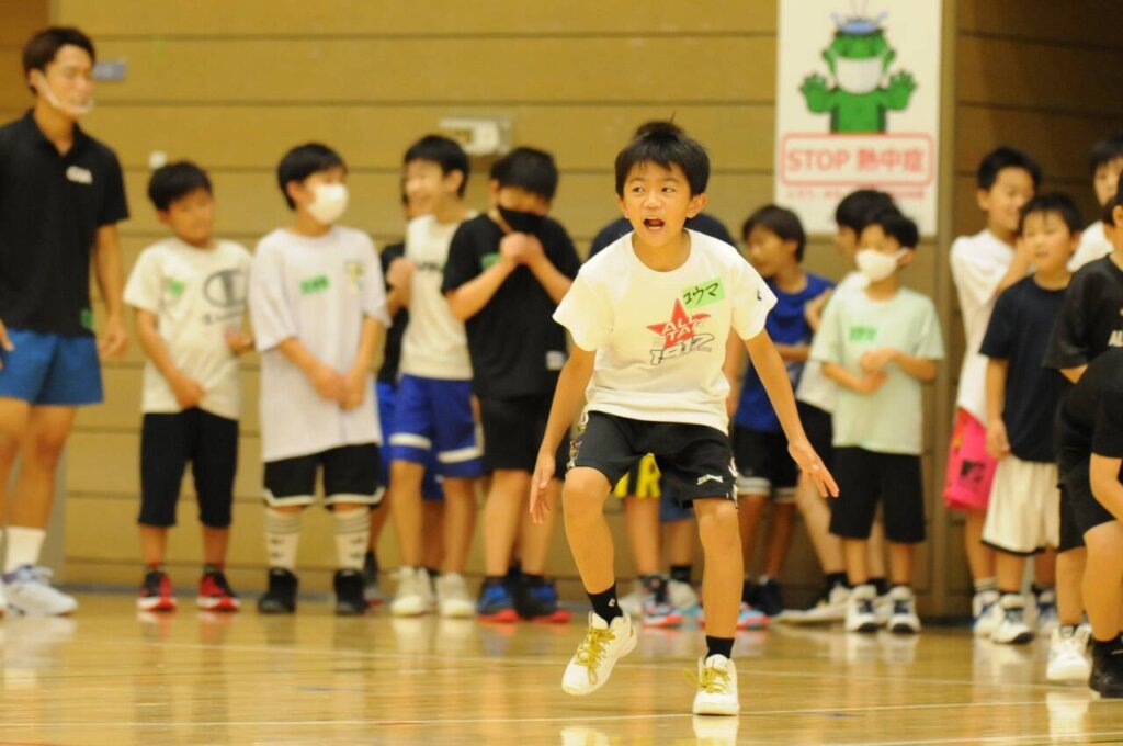 声を出しながらステップでラインを走り抜ける