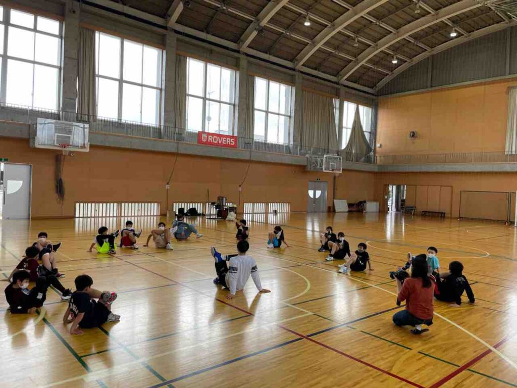 明日に向けて入念にストレッチをして練習終了
