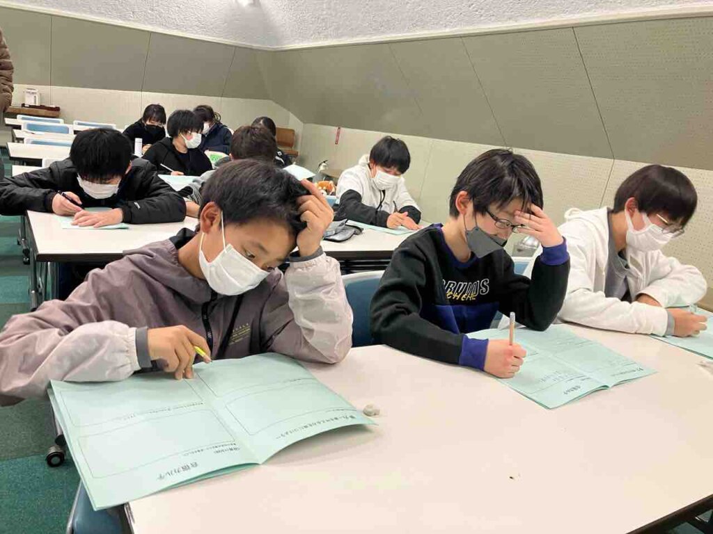 夜のミーティングはカルテ記入と自己紹介タイム