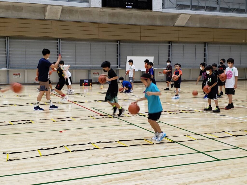 レーンを渡りながらドリブルで進んでいく練習は、強く叩きつけることを意識します