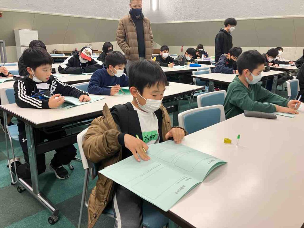 夜のミーティングはカルテ記入と自己紹介タイム