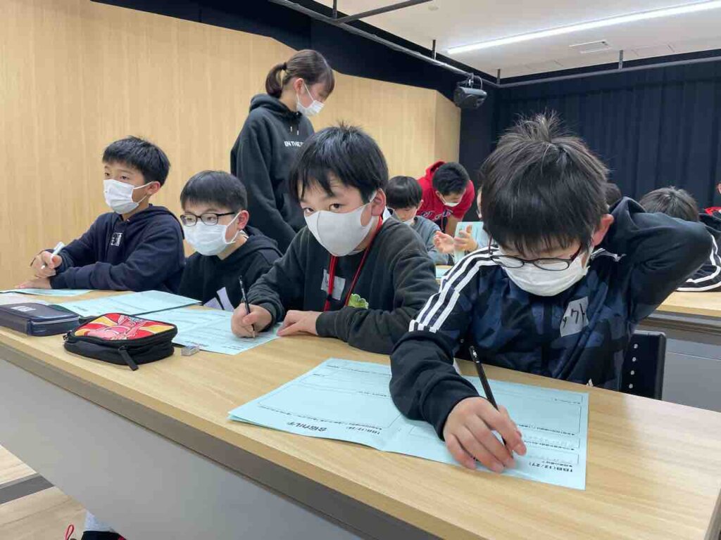 1日の締めになる夜のミーティング‼️将来の夢や今日の感想など一生懸命記入していました