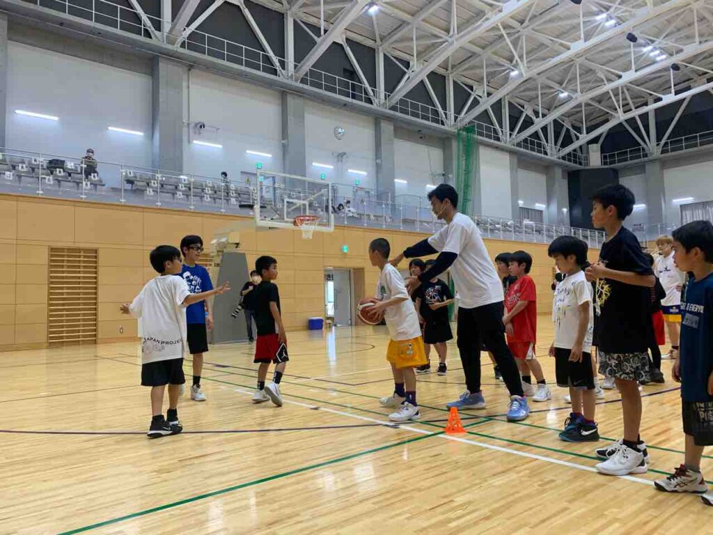 シモンコーチ「どうしたら仲間からボールをもらえるかを考える事が重要！」