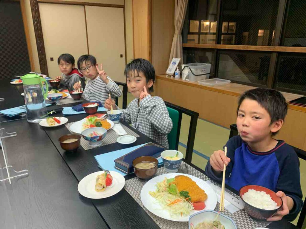 お待ちかねの夕食〜！トンカツに、カレーまで！！！