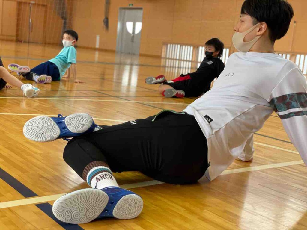 明日に向けて入念にストレッチをして練習終了