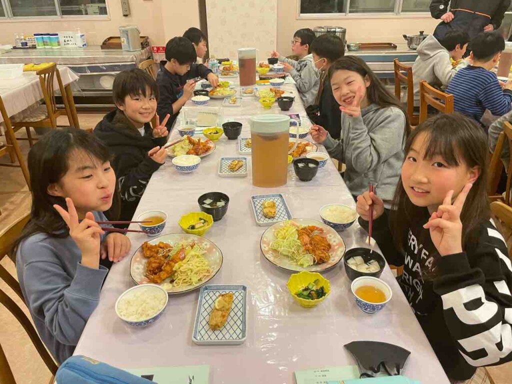 夕食タイム今日出会ったばかりでも1日経てば仲間子供はスゴイですね