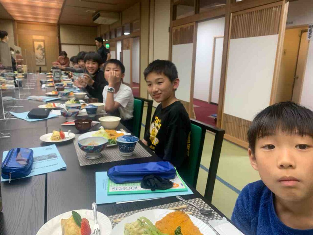 お待ちかねの夕食〜！トンカツに、カレーまで！！！