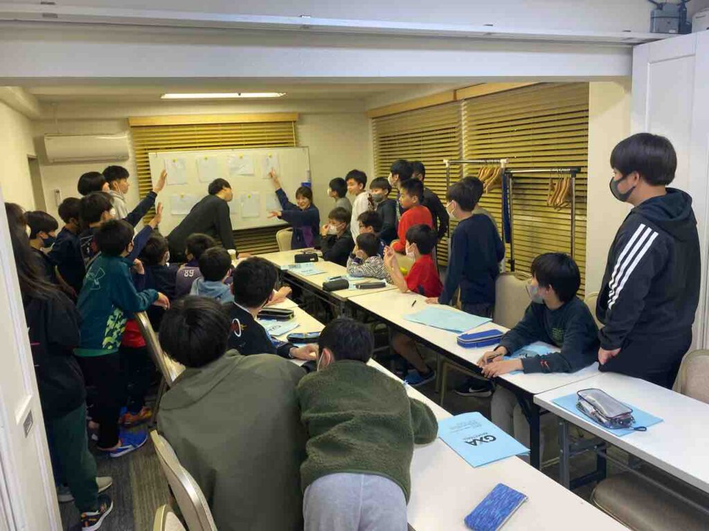 夜ご飯を食べ、ミーティングではカルテを記入し、みんなでゲームもして楽しく過ごせました