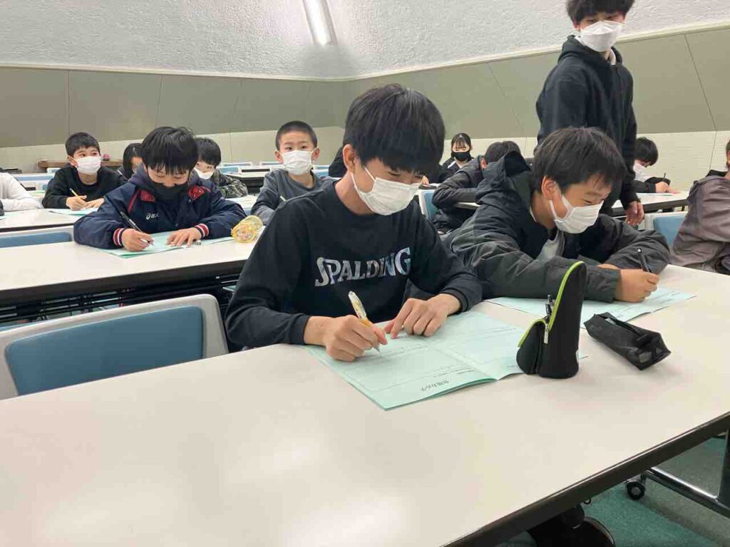 夜のミーティングはカルテ記入と自己紹介タイム