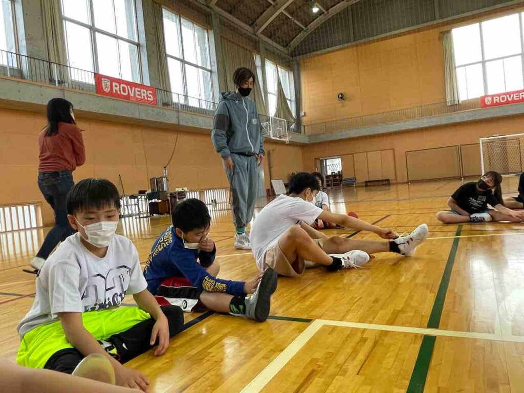 明日に向けて入念にストレッチをして練習終了