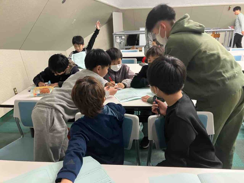 夜のミーティングはカルテを記入し、みんなでゲームもして楽しく過ごせました