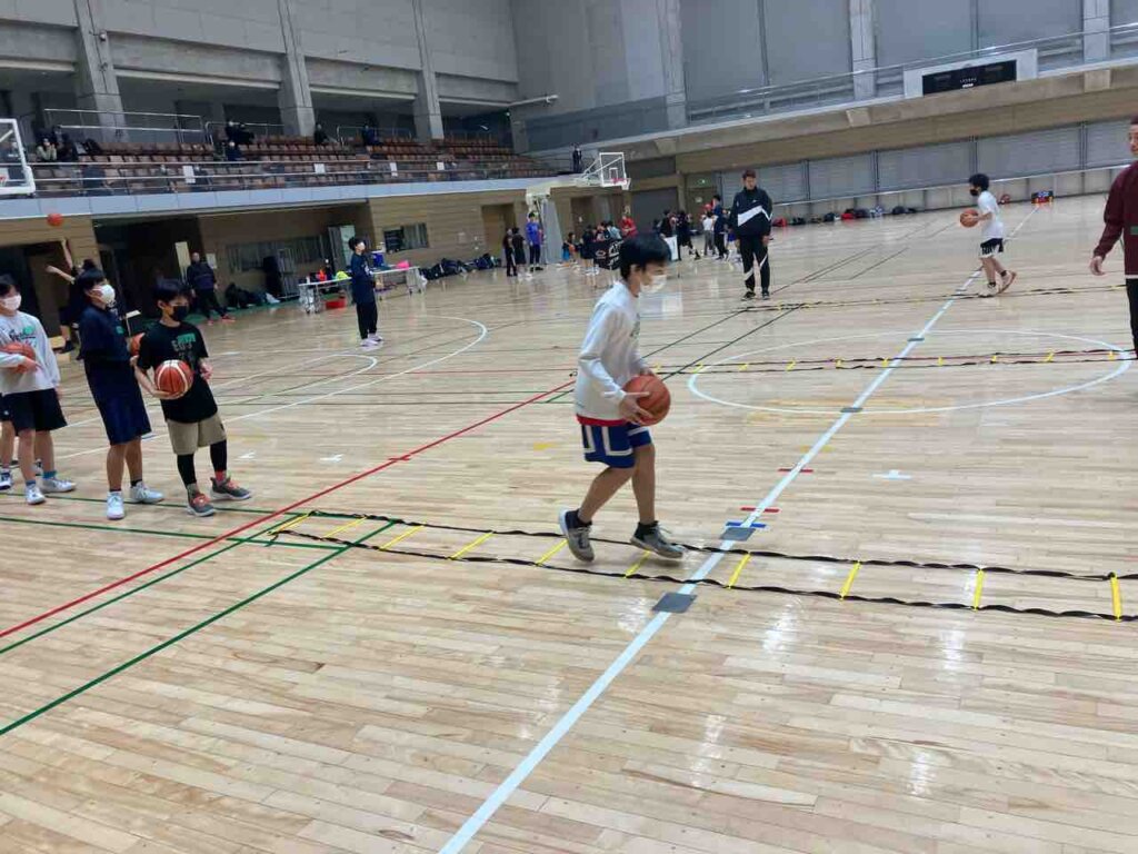 鬼ごっこをして体を温めてからボールを使った練習に突入