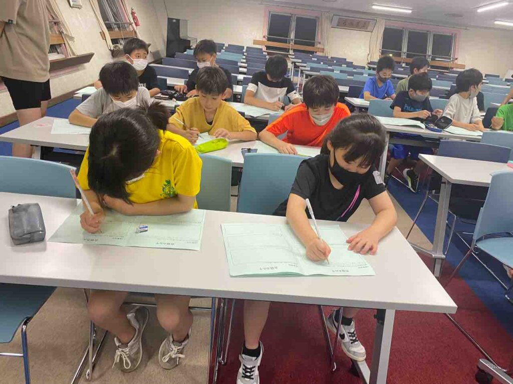 食事後は恒例のミーティングです