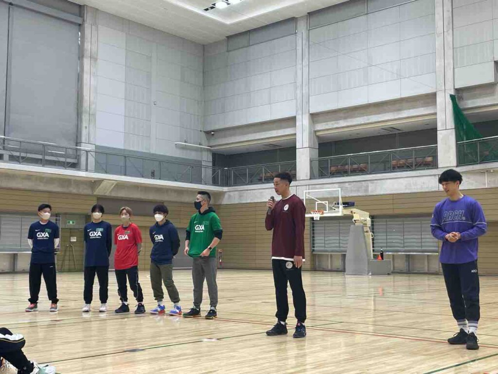 カルテの方に自分の夢を記入し、各コーチから挨拶をしてもらい練習のスタートです