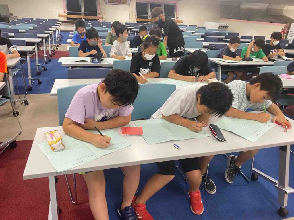 食事後は恒例のミーティングです