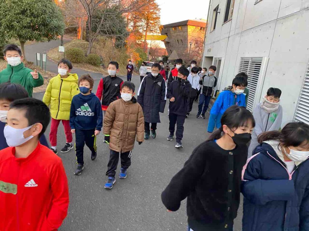 1日の始まりは散歩してストレッチ