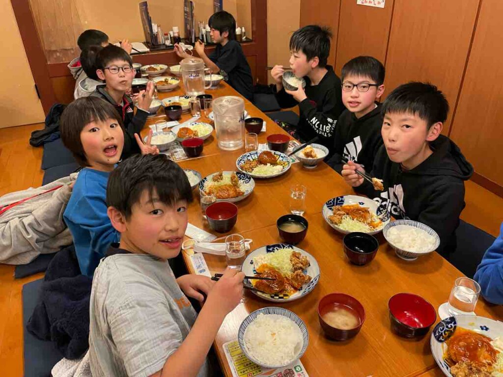 今日の夜ご飯はハンバーグに唐揚げ合宿で出会った仲間と食べる最後の夜飯