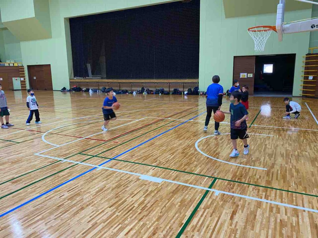 ドリブル練習常に前を向いて、判断良いプレーをしよう