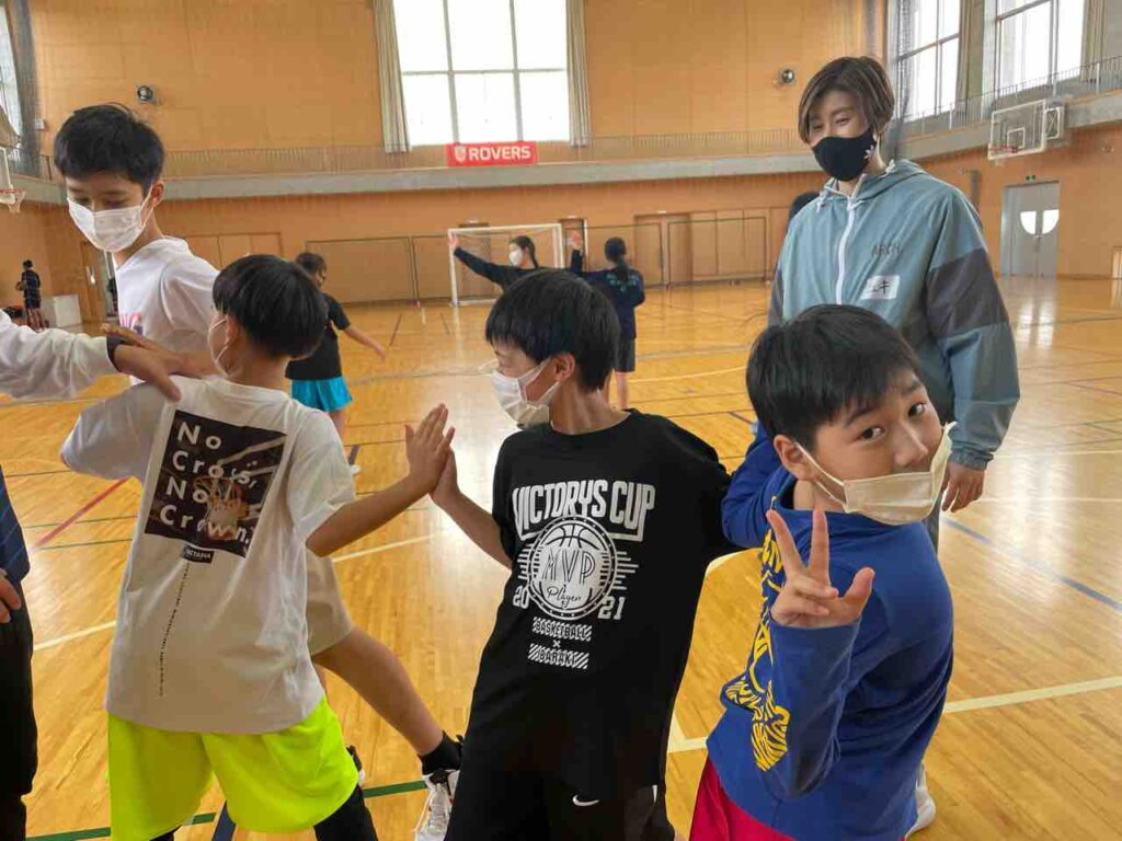 明日に向けて入念にストレッチをして練習終了
