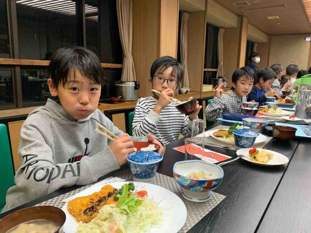 お待ちかねの夕食〜！トンカツに、カレーまで！！！