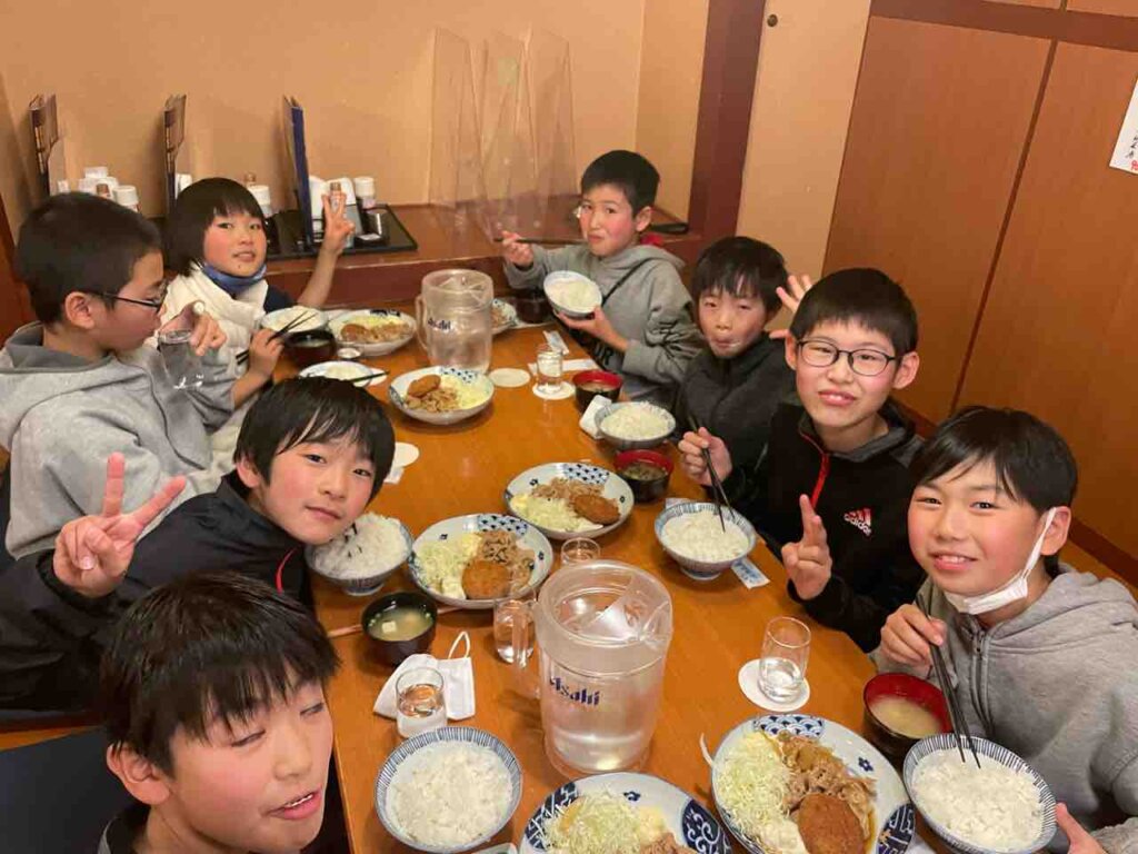 待ちに待った夜ご飯タイム〜たくさん食べてました
