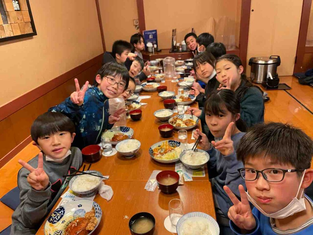 今日の夜ご飯はハンバーグに唐揚げ合宿で出会った仲間と食べる最後の夜飯